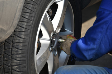 Seasonal tyre replacement. Tire service