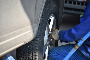 Seasonal tyre replacement. Tire service