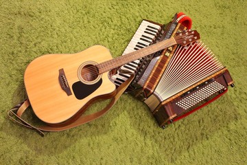 Gitarre mit Akkordeon
