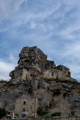 Fototapeta na wymiar antica chiesa nella roccia in Basilicata Italia