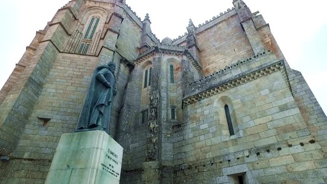 D. Sancho I e fachada da S&radic;&copy; Catedral da Gaurda