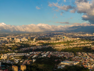 Obraz premium Piękny widok z lotu ptaka na miasto San Jose w Kostaryce