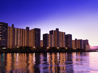 Naklejka premium 夕暮れの大型マンション
