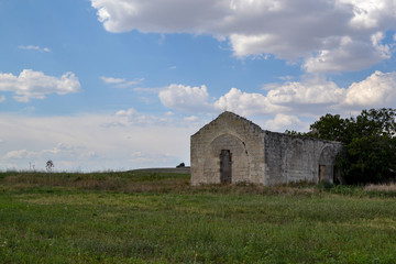 antico casolare abbandonato in campagna della Basilicata Italia