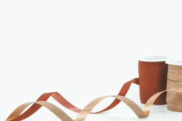 Bobines de bolduc rouge et doré à paillettes déroulées pour faire les cadeaux de noël ou pour...