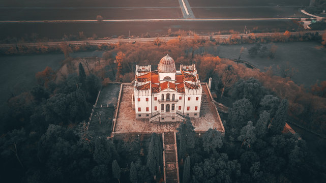 Un antica Villa Veneta durante un tramonto