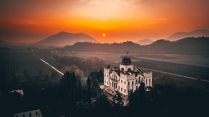 Fototapeta na wymiar Un antica Villa Veneta durante un tramonto