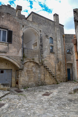 facciata antica casa in pietra con archi e finestre