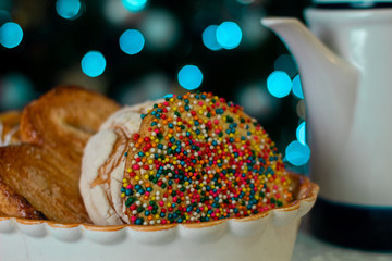 Pan dulce mejicano tradicional con jarra de chocolate caliente típico