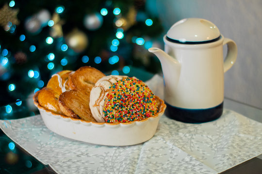 Pan dulce mejicano tradicional con jarra de chocolate caliente t&iacute;pico