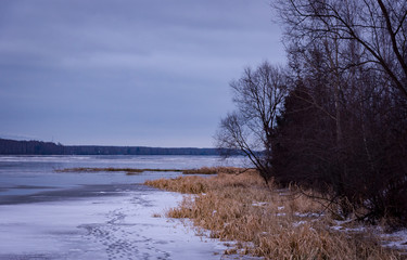 Obraz na płótnie Canvas Winter landscape: ice river and forest