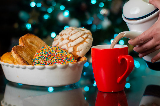 Pan dulce mejicano tradicional con jarra de chocolate caliente t&iacute;pico