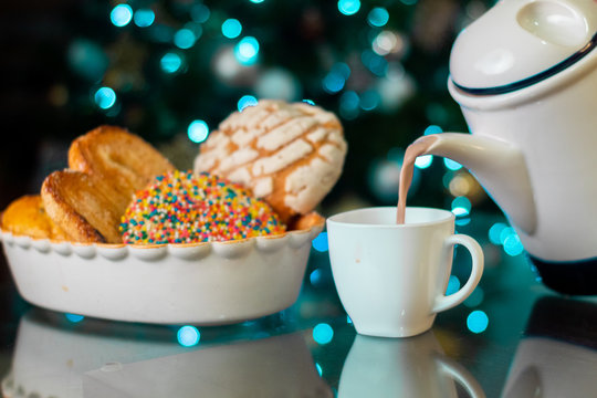 Pan dulce mejicano tradicional con jarra de chocolate caliente t&iacute;pico