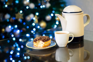 pan dulce Dona de chocolate con chocolate caliente típico mexicano acercamiento