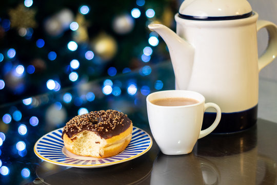 pan dulce Dona de chocolate con chocolate caliente t&iacute;pico mexicano acercamiento