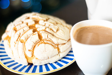 Pan dulce concha de vainilla con chocolate caliente tipico mejicano