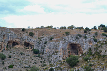 antiche grotte nella roccia della preistoria Basilicata Italia