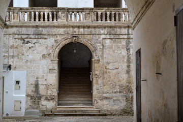 Fototapeta na wymiar Vecchia casa con scale e arco 