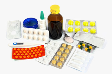 Leczenie grypy i przeziębienia - lekarstwa w postaci tabletek, maści, areozolu i syropu, obok...
