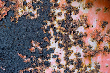 Naklejka premium Rusty metal wall with cracked paint, background texture