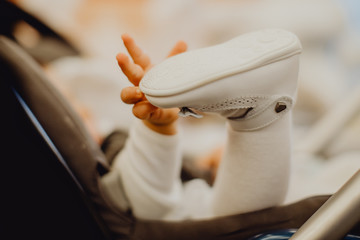 Bébé attrape ses pieds © lorabarra