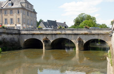 Fototapeta na wymiar Ville d'Argentan, vieux pont et rivière, département de l'Orne