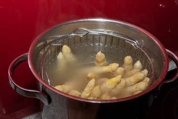 Spargel im Wasser in warmen Spargeltopf