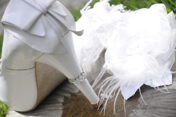 white bride jewelry and feathers