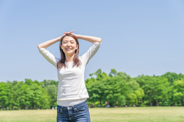 Obraz premium 笑顔の女性 屋外