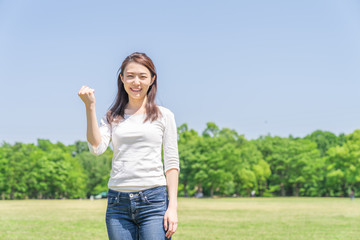 笑顔の女性　屋外