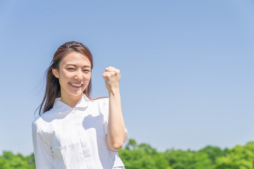 笑顔のナース　屋外