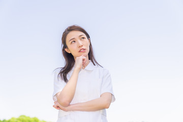 笑顔のナース　考える　屋外