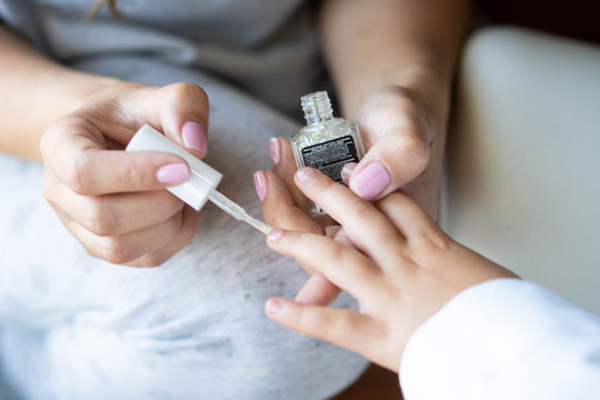 m&atilde;e a pintar unhas a filha