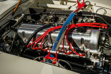 旧車のエンジンルーム　engine compartment of a old vehicle