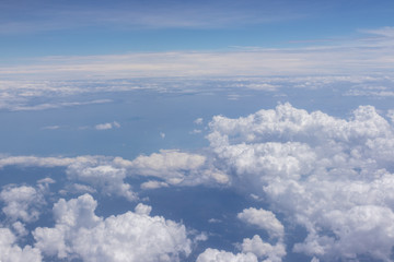 céu azul com nuvens