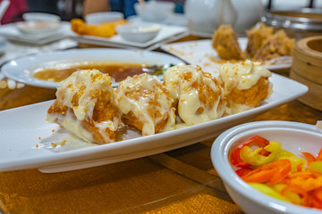 Crispy deep-fried shrimps topped with cheesy mayonnaise