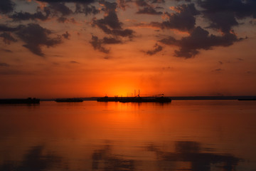Naklejka premium A silhouette of ships by the beach.