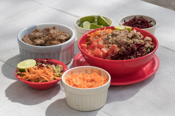 Bowl oriental de carne con condimentos 