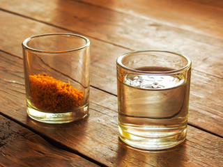 Shot de mezcal servido con sal de gusano