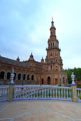 Obraz premium Malowniczy widok na piękną architekturę Plaza de Espana (Plac Hiszpański) w Parku Marii Luizy, Sewilla, Hiszpania.