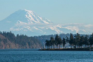 the mount rainer overlooking the puget sound - obrazy, fototapety, plakaty