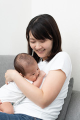 赤ちゃんを抱いた若い女性