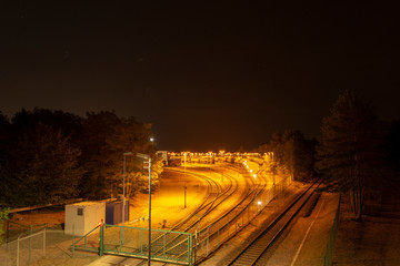 ein Bahnhof bei Nacht