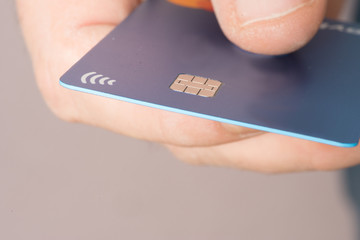 Ein Mann und eine Kreditkarte