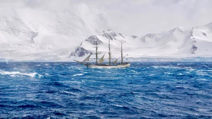 Selbstklebende Fototapete Antarktis Extreme Segelbedingungen in der Antarktis, wenn ein Dreimaster bei Sturm nach Süden segelt, vorbei an den schneebedeckten Bergen und Gletschern der Südlichen Shetlandinseln.