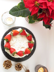 苺のクリスマスケーキとキャンドル