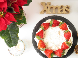 苺のクリスマスケーキとキャンドル