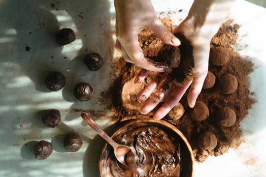 Making craft chocolate candy balls