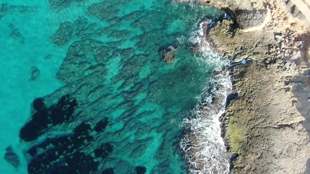 playa de mallorca con aguas cristalinas de color turquesa concepto de vacaciones verano y viajar