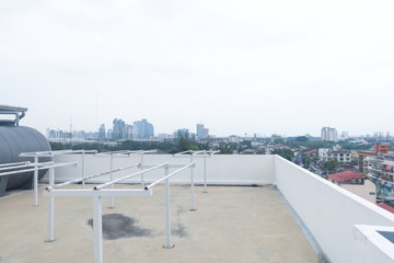 washing clothes lines at top of apartment .